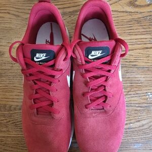 Nike Red Sneakers Classic Low-Top Design